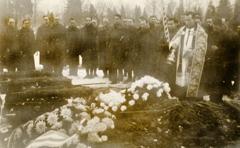 Inhumation par le pre Garnier le 28 mars 1945