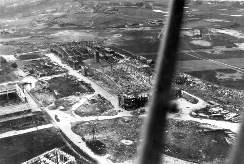 Usine aviation Eger apres le bombardement